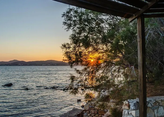 Calmea Seafront - Secluded Villa Alikí