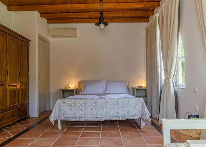 Calmea Seafront - Secluded Vila