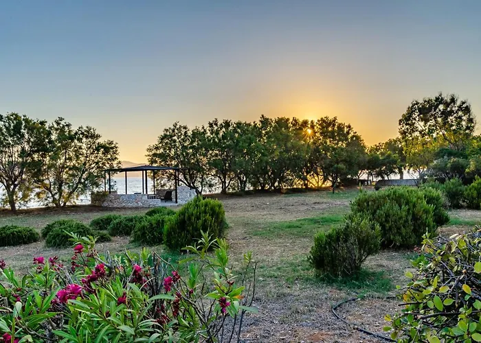 Calmea Seafront - Secluded Vila Alikí