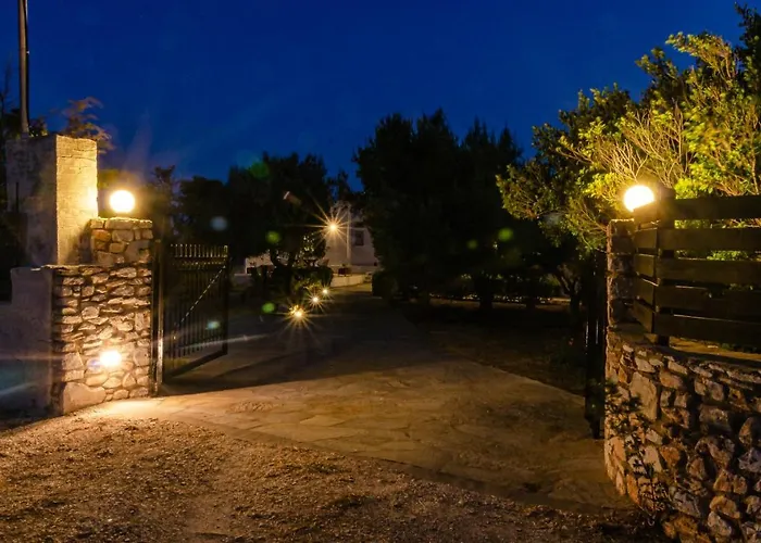 Vila Calmea Seafront - Secluded Alikí