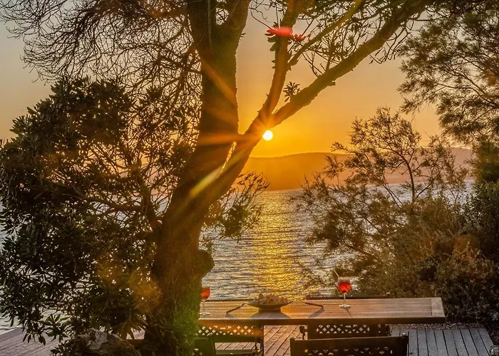 Vila Calmea Seafront - Secluded